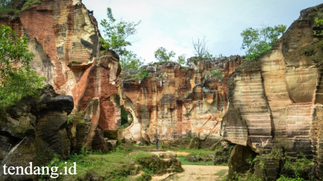 Bukit Arosbaya: Pesona Tebing Kapur Bersejarah dan Wisata Alam